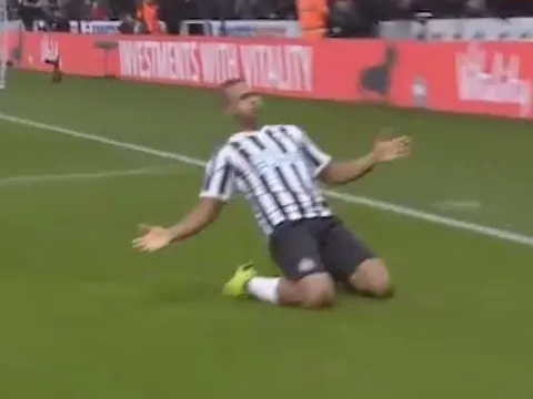 'Không một ai theo kèm Salomon Rondon'