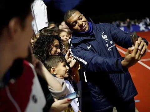 Không Pogba, Mbappe và Griezmann bị NHM Pháp vây chặt
