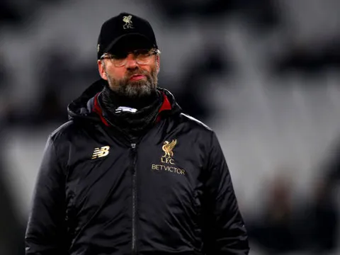 Không thể giữ bình tĩnh, Klopp 'gây sự' với nhiều người
