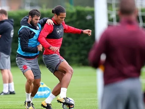 Không thể tới Liverpool, Van Dijk ngoan ngoãn trở lại tập luyện