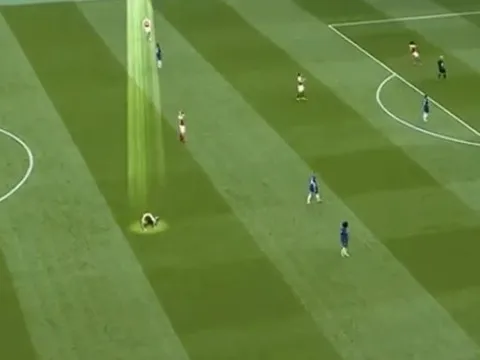 KHÔNG TƯỞNG: Guendouzi vái lạy Aubameyang ngay trên sân