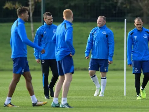 Khủng hoảng chưa qua, nhưng tiếng cười đã trở lại sân tập Everton