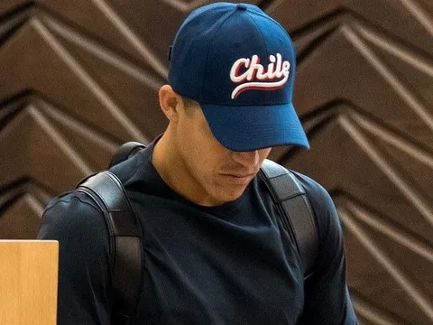 Khuôn mặt thảm hại đến khó tin của Sanchez khi trở về Manchester