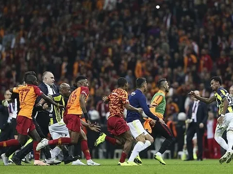 Kinh hoàng! Chọc giận Fenerbahce, cầu thủ Galatasaray bị đuổi đánh