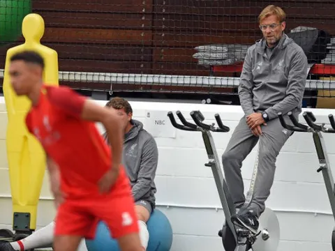 Klopp 'chán đời' canh các ngôi sao Liverpool tập luyện