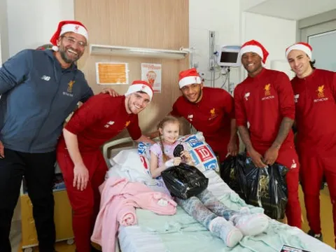 Klopp dẫn đầu Lữ Đoàn Đỏ 'tấn công' bệnh viện tại Liverpool
