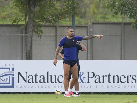 Kolarov xắn quần tập luyện, chờ đại chiến AC Milan