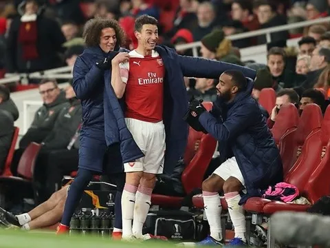 Koscielny bất ngờ với hành động đáp trả của đàn em ngày trở lại