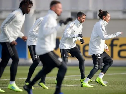 Juve bị loại, Ronaldo mất tích để đồng đội căng thẳng trên sân tập