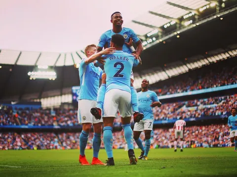 Man City vung tiền vì Kyle Walker là đúng!