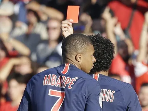 Mbappe nhận thẻ đỏ và gót chân Achilles của 'nhà vua'