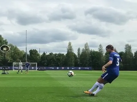 Lác mắt với siêu phẩm của Marcos Alonso trên sân tập