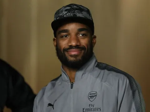 Lacazette bị hắt hủi, người đại diện nói gì?