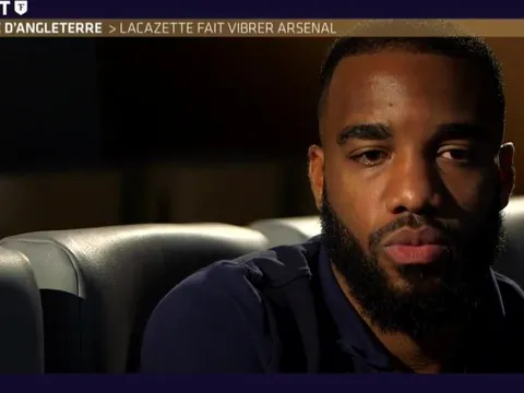 Lacazette: Giroud không phàn nàn khi dự bị cho tôi