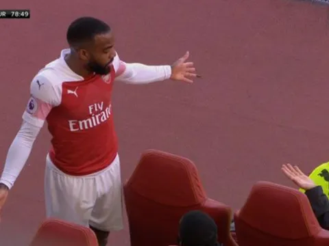 Lacazette nổi sung, bật lại HLV Emery khi bị thay ra sân
