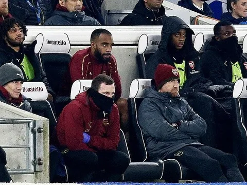 Lacazette thất thần trên ghế dự bị, cố lí giải hành động "lạ" của Emery
