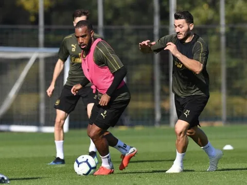 Lacazette thở dốc khi tranh chấp với bệnh binh vừa trở lại sân tập