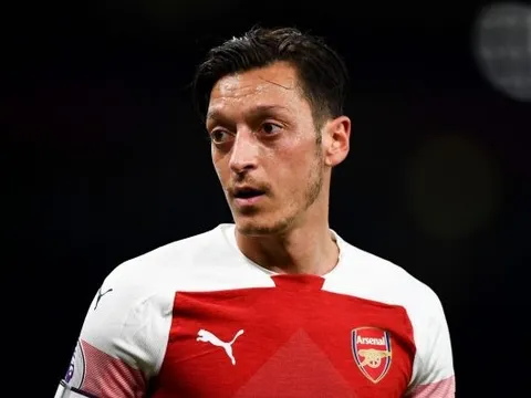 Lại mất tích khi Arsenal thắng, Ozil phản ứng bất ngờ