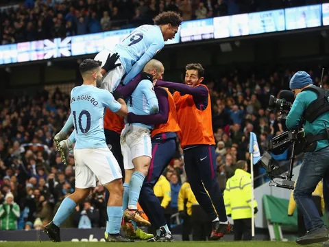 Lại ngược dòng, Man City tái lập kỷ lục của Chelsea mùa trước