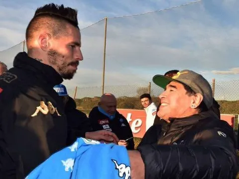 Lại nổ súng, Hamsik đã ngang hàng với Maradona