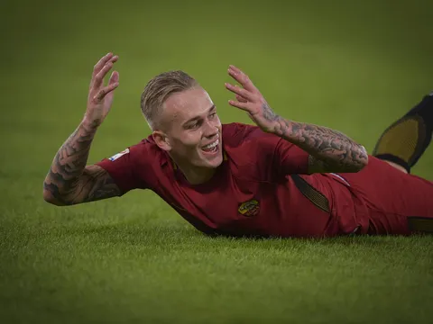 Lần đầu ra mắt, tân binh Roma thích thú lăn lộn trên mặt cỏ Olimpico