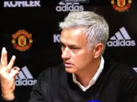 Lãnh đạo Man Utd quay lưng, Mourinho không vô tội