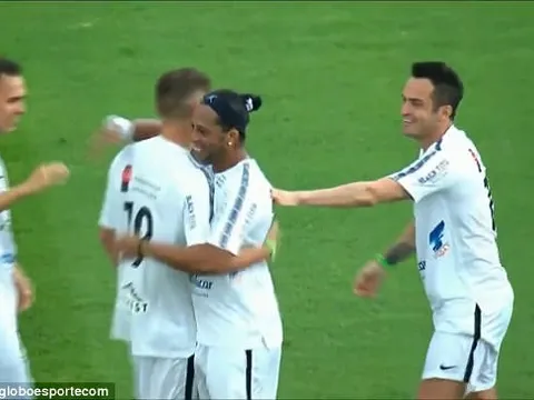 'Lão tướng' Ronaldinho lại gây choáng với siêu phẩm từ giữa sân