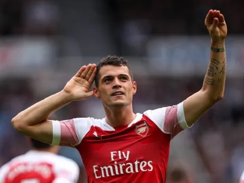 Lập siêu phẩm, Xhaka vẫn khiến NHM "ngứa mắt" vì hành động này