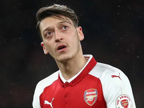 Xin lỗi, Emery không đến để phụng sự Ozil