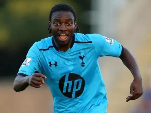 Cựu cầu thủ Tottenham bị sa thải vì mang mã tấu đến sân tập