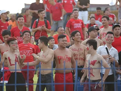 CĐV Hải Phòng cời trần, vẽ lên người "trêu ngươi" BTC V-League
