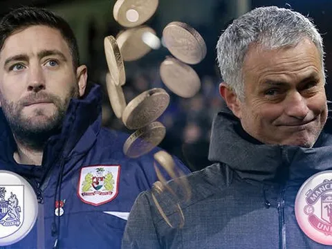 HLV Bristol City đập lợn đất của con gái để mua rượu mời Mourinho
