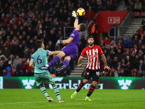 Leno tập làm người nhện, đấm bay luôn 22 trận bất bại của Arsenal