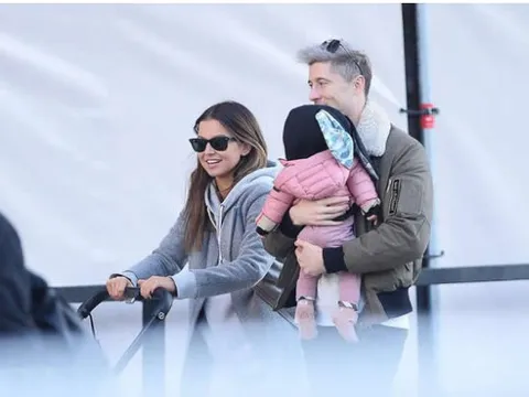 Lewandowski hạnh phúc bồng con cùng vợ đi dạo phố