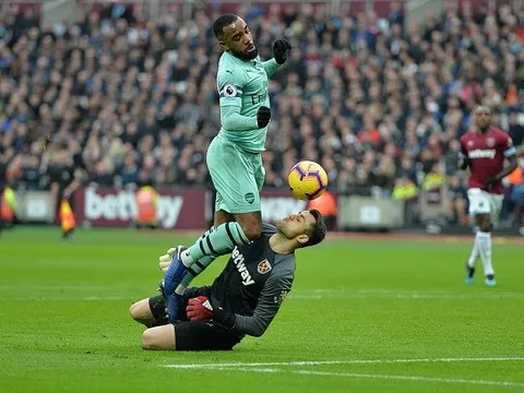 Lĩnh trọn đầu gối, người cũ vẫn khiến tiền đạo của Arsenal tắt điện