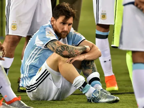 Maradona: "Cứ vào phòng tắm 20 lần trước trận, Messi không thể là thủ lĩnh"