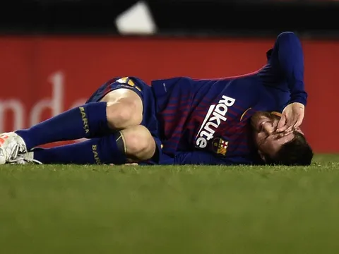 Lionel Messi đau đớn ngã vật ra sân trong trận hòa Valencia