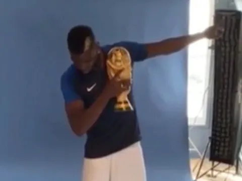 Vừa sắm vai người hùng, Pogba đã lại bị ném đá vì "làm lố"