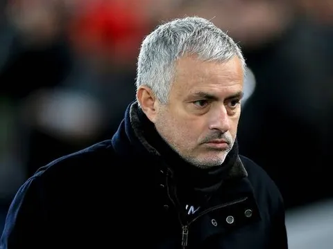 Với một quyết định, thượng tầng MU đã định sẵn tương lai cho Mourinho
