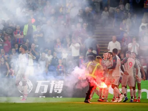 Liverpool ăn mừng chiến thắng giữa 'làn bom bão đạn'