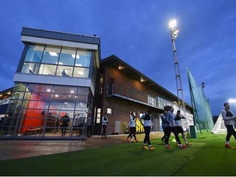 Liverpool bật đèn tập đêm chờ đại tiệc