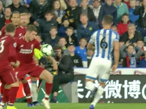 Tranh cãi: Trọng tài cướp mất quả penalty của Huddersfield?