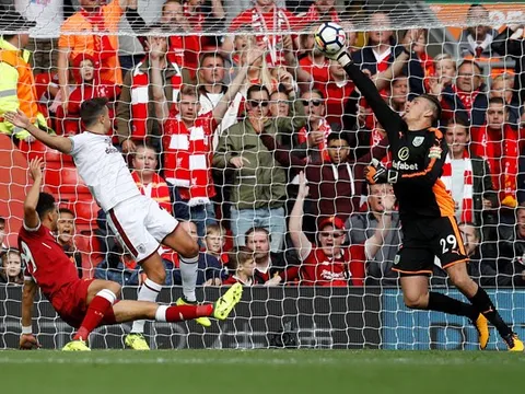 Hàng phòng ngự đang 'giết chết' Liverpool
