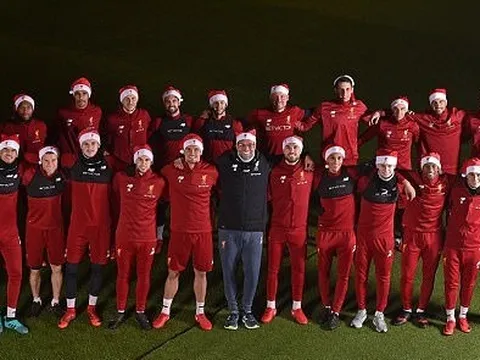 Liverpool vừa chào Giáng sinh, vừa tập luyện để chiến Arsenal