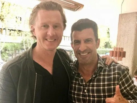 Luis Figo vui mừng hội ngộ McManaman ở sân Bernabeu