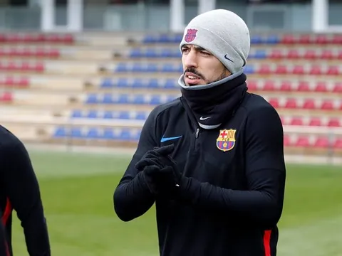 Luis Suarez run cầm cập khi bước ra sân tập