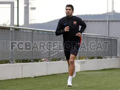 Luis Suarez tiếp tục lẻ bóng trên sân tập Barcelona