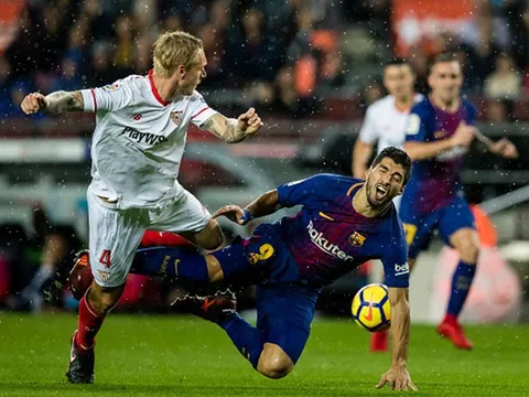 Luis Suarez trên đường thành nạn nhân của Messi