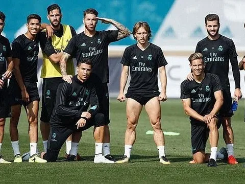 Luka Modric khoe cơ bắp khủng, Ronaldo quỳ gối trong buổi tập của Real
