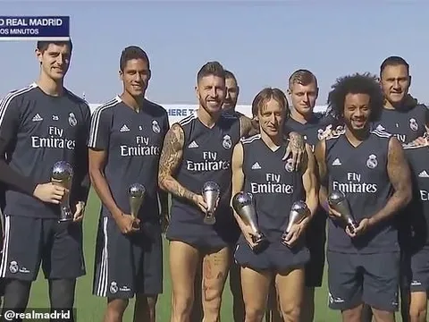 Luka Modric khoe giải 'The Best' trên sân tập Real Madrid
